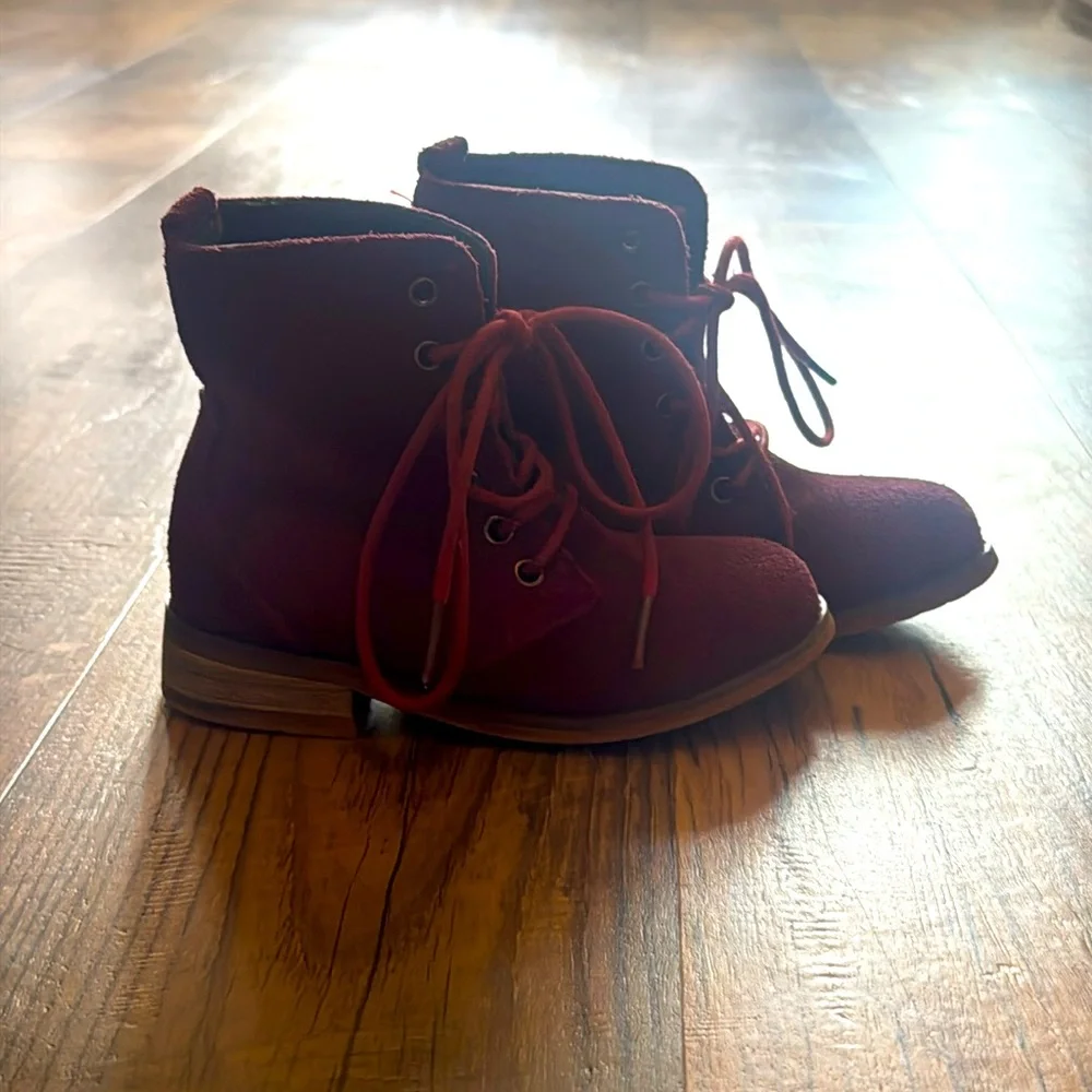 Burgundy, sweet honey boots.